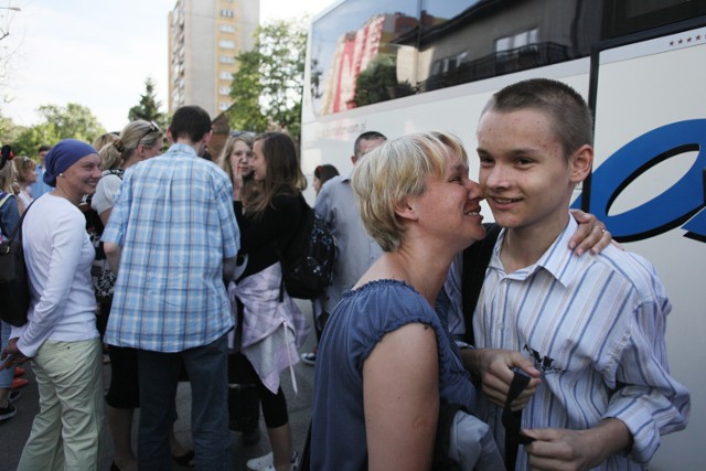 Gimnazjaliści cieszyli się z powrotu do domu po pełnej napięć wycieczce do Paryża