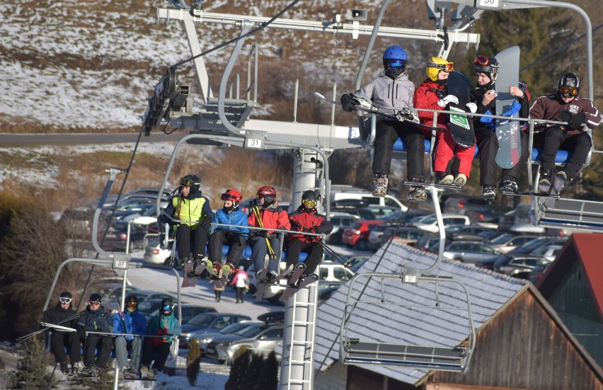 Tłumy na nowo otwartym stoku narciarskim w Wańkowej w gminie Olszanica koło Leska [ZDJĘCIA]