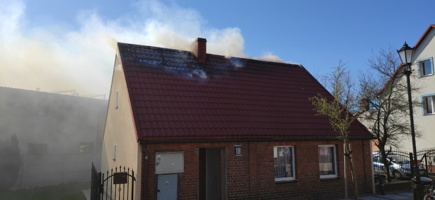 Płonęło poddasze domu jednorodzinnego przy ul Kościuszki w Łebie. Ewakuowano lokatorów