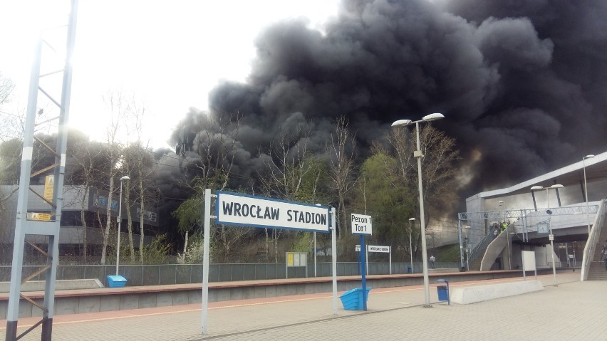 Wielki pożar koło Stadionu Wrocław. Ogień udało się opanować (ZOBACZ ZDJĘCIA)