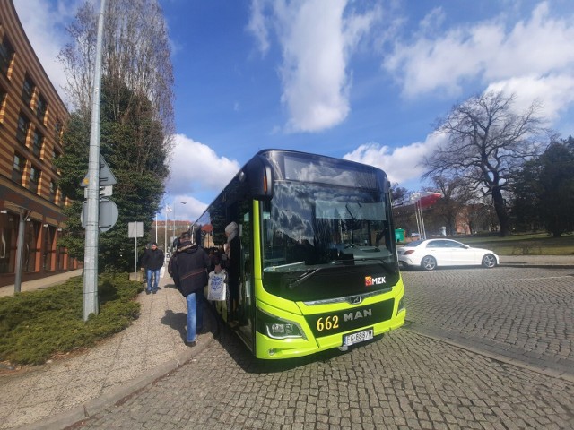 Miejski Zakład Komunikacji pozwala pasażerom pozostać w autobusie w czasie jego postoju między przystankiem końcowym a początkowym.