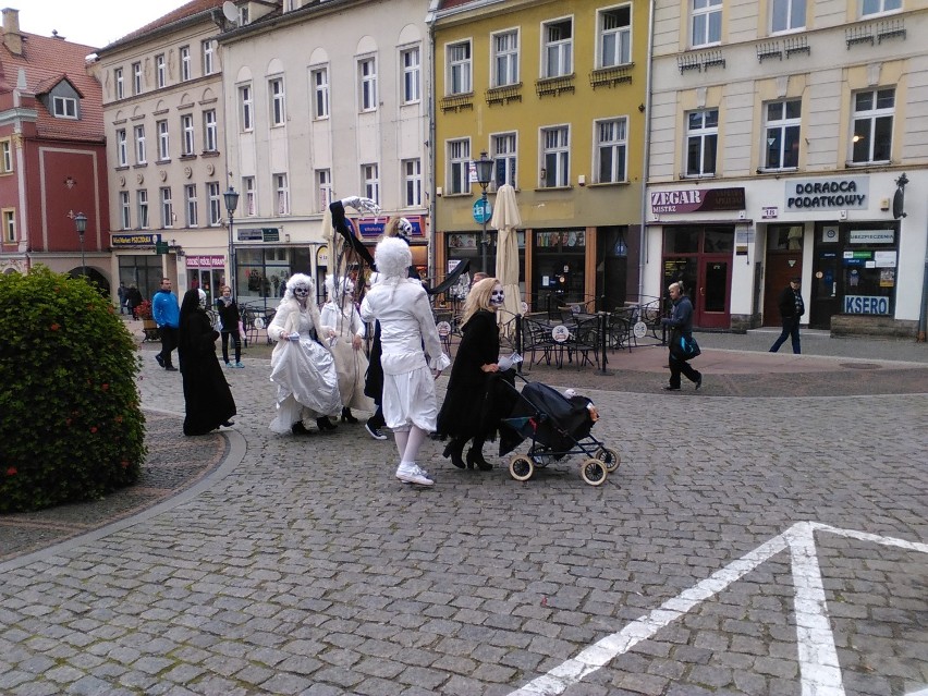 Rodzina Addamsów w Wałbrzychu wzbudzała niemałe...