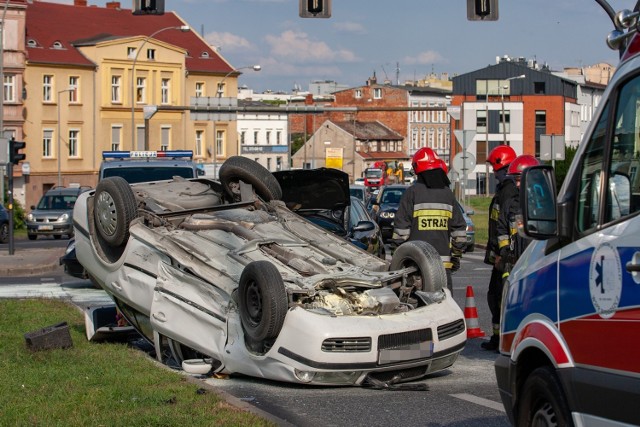 Z autobusami MZK jest też kiepsko w zatoczce przy rondzie Maczka na Grunwaldzkiej. Kierowcy zgłaszają pourywane przez TIR-y lusterka, uznając, że to po prostu błąd projektowy w rozkładzie zatoczki - jest zbyt blisko drogi krajowej. Wcale lepiej nie jest na Gdańskiej - tyle tylko, że tam uczestnikami kolizji są miejskie tramwaje, które albo się blokuje, albo wymusza na nich pierwszeństwo.