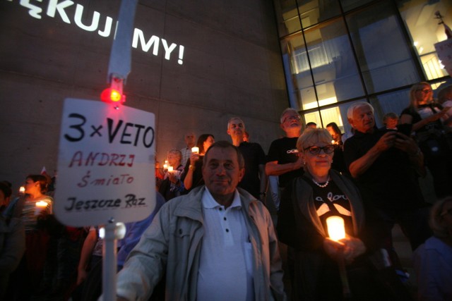 Łańcuch światła przed Sądem Okręgowym w Katowicach