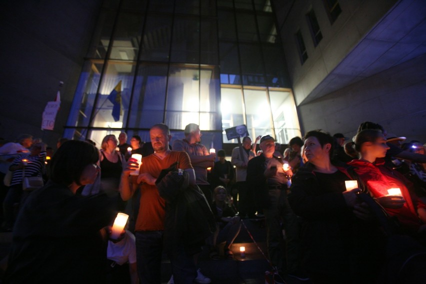 Łańcuch światła przed Sądem Okręgowym w Katowicach