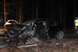 Śmiertelny wypadek między Olpuchem a Wdzydzami Tucholskimi. Na prostej drodze zderzyły się 2 auta. 2 osoby nie żyją!
