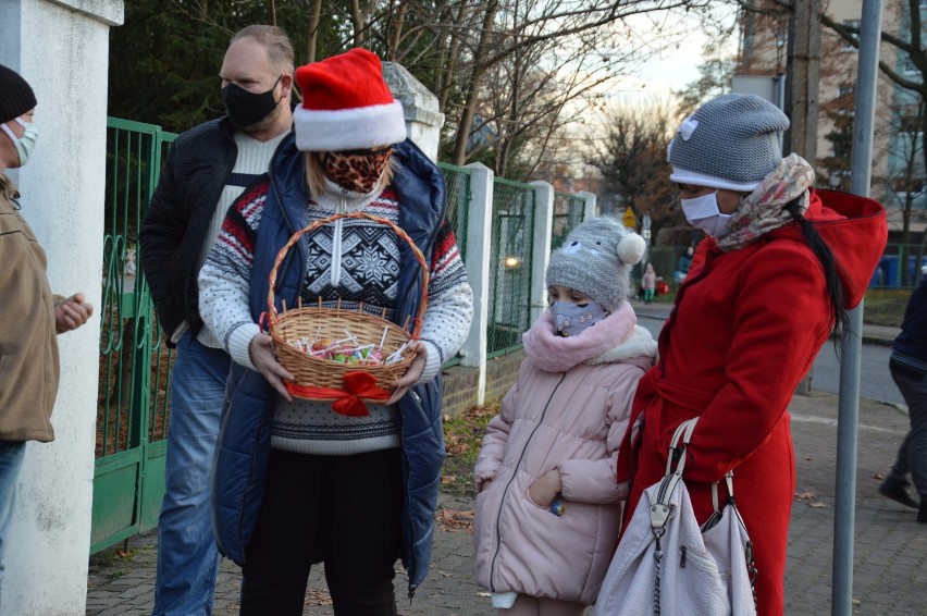 Mikołaje przyjechali do dzieci z SOSW świetnymi samochodami....