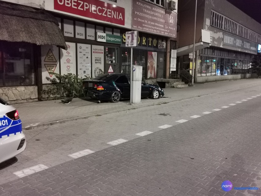 Honda uderzyła w słup i budynek na ulicy Okrzei we Włocławku