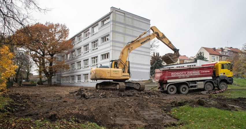 Rozpoczęła się modernizacja boiska szkolnego przy "nowym ogólniaku". ZDJĘCIA, WIDEO