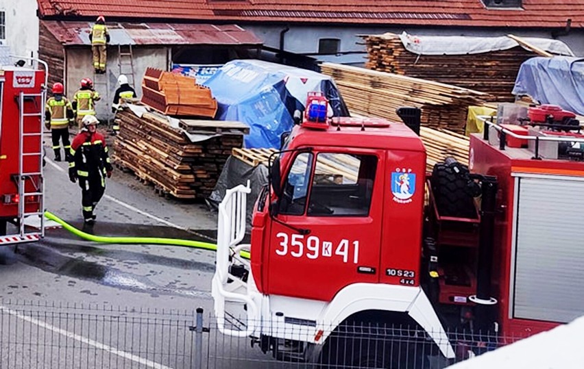 Groźny pożar tuż za rogatkami Nowego Sącza. W Chełmcu zapaliła się stolarnia