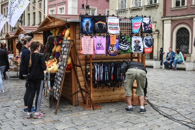 Na Starym Rynku trwa Jarmark Świętojański w Poznaniu. Wśród stoisk można znaleźć naprawdę perełki! Obejrzyjcie zdjęcia, a później... wybierzcie się na jarmark!