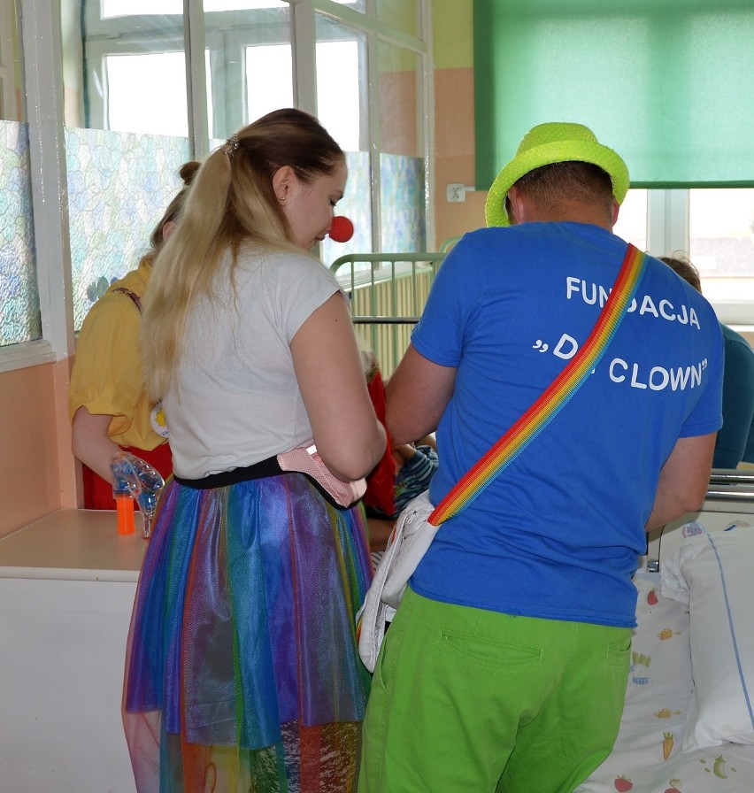 Wolontariusze Fundacji Dr Clown "leczyli" uśmiechem w malborskim szpitalu [ZDJĘCIA]