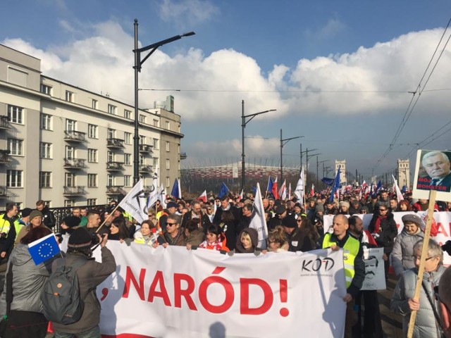 Sobotni marsz KOD rozpoczął się o godzinie 13:00 na ul. Zielenieckiej przy Stadionie Narodowym w Warszawie.