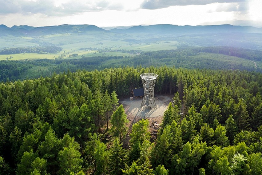 Wieża widokowa na Borowej (853,3 m n.p.m) w Górach...
