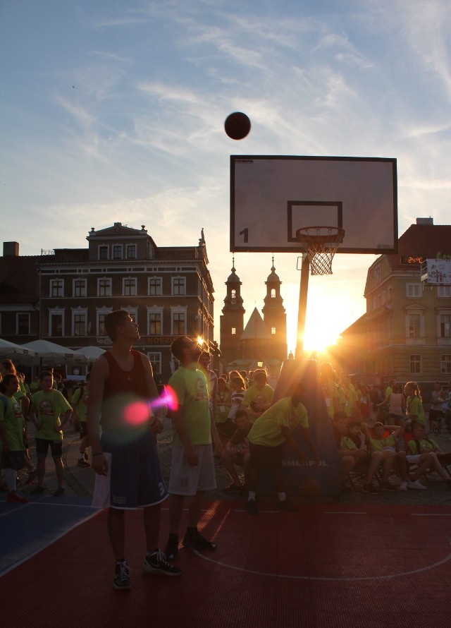 Parada koszykarska ulicami Gniezna z udziałem zawodników i trenerów biorących udział w 14. Międzynarodowym Turnieju Koszykówki