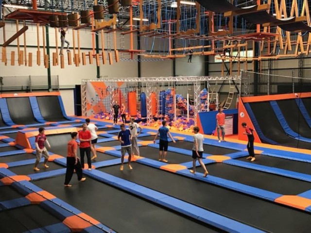 Stacja Grawitacja to znacznie więcej niż park trampolin. To miejsce rodzinnej rozrywki, w którym dobrze będą bawić się zarówno dorośli jak i dzieci i młodzież. W ogromnej hali, na ponad 3 tys. metrów kwadratowych, na tyłach Blue City znajdziecie boisko trampolinowe (open jump) z mnóstwem skośnych trampolin, jest też pierwszy w Polsce tor przeszkód Ninja, ścieżki gimnastyczne, dół z gąbkami i poduszka powietrzna do trenowania ewolucji. Na miejscu powstała również przestrzeń pro spot, dla magików gimnastyczno-akrobatycznych. 

Nie lada gratką jest ogromna ściana wspinaczkowa. Łączy ona w sobie akrobacje, gimnastykę i wspinanie. Dla fanów wspinaczki przygotowano 80 tras o różnych stopniach trudności. 

Piątek – godz. 10-22
Sobota – godz. 10-22
Niedziela - zamknięte
Poniedziałek – od godz. 12

Stacja Grawitacja, ul. Bohaterów Września 12, wejście od 30 zł.