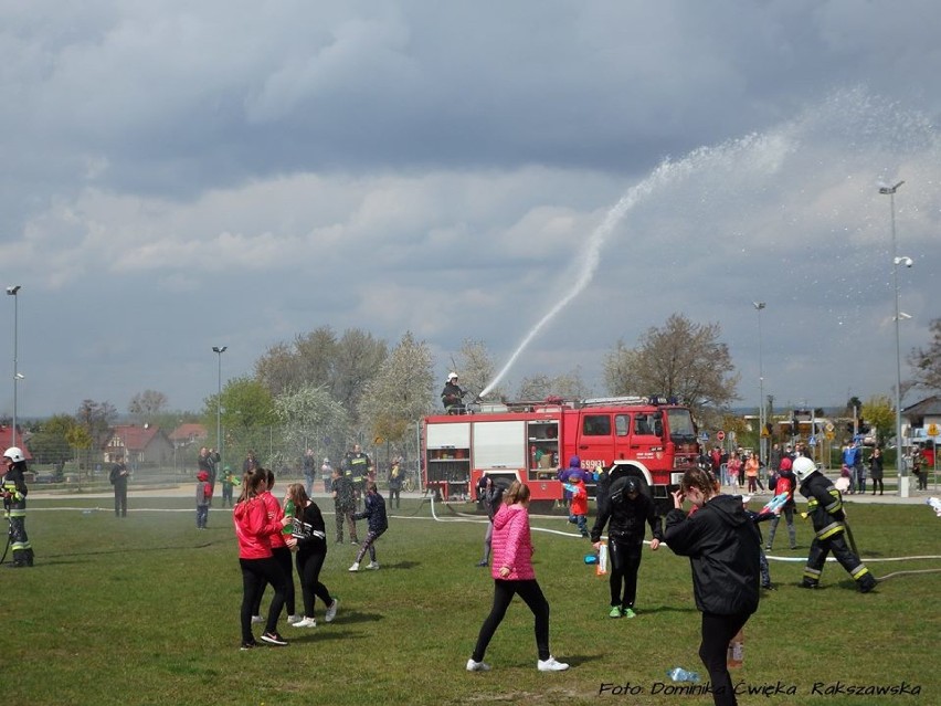W Lany Poniedziałek w Parku Cegielnia w ruch poszły sikawki, wiadra i działko strażackie! ZDJĘCIA