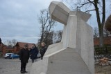  Mnich kartuski doczekał się monumentu pod zabytkową kolegiatą w Kartuzach ZDJĘCIA