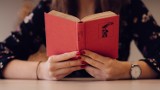 Co czytają mieszkańcy Radomska? TOP 10 najchętniej wypożyczanych książek dla dorosłych, młodzieży i dzieci