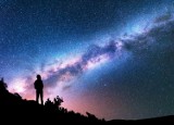 Nocne niebo w kwietniu 2022. Jakie zjawiska astronomiczne można zobaczyć w tym miesiącu? Rój meteorów, satelity Elona Muska i inne cuda