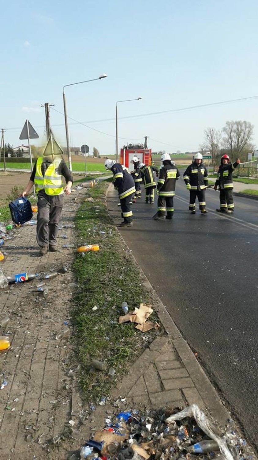 80 skrzynek z coca-colą w  szklanych butelkach wypadło z...