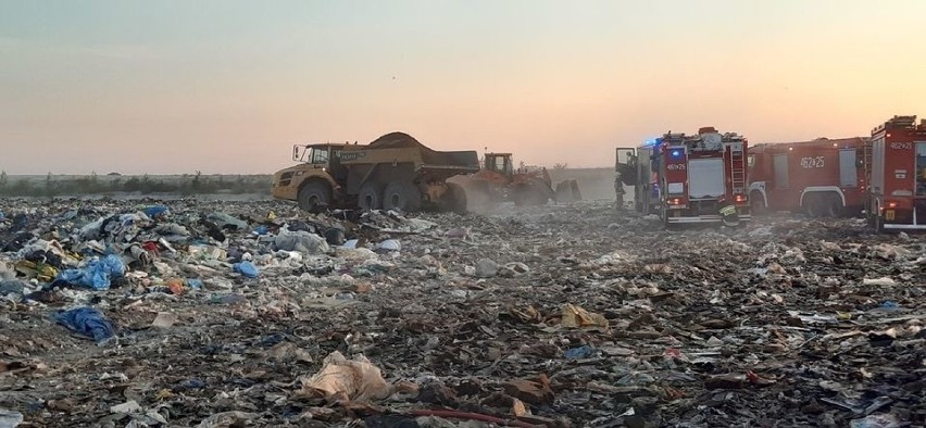 Gmina Pakość - Pożar na wysypisku śmieci w Giebni. Zobaczcie zdjęcia 