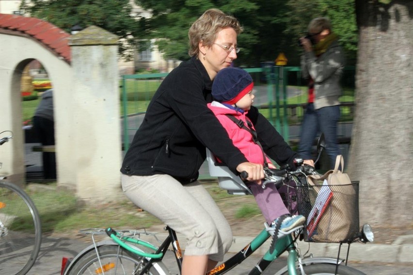 Rajd rowerowy w Nekli zgromadził na starcie całe rodziny.