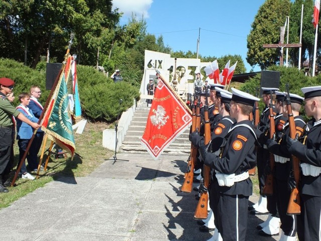Uroczystości przed pomnikiem „Obrońcom Starachowic 1939”. Więcej na kolejnych zdjęciach