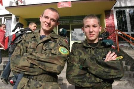 Uczniowie liceum wojskowego (od lewej) Jacek Gawałko i Jarosław Szal wiedzą, że praca w zagranicznej armii może kusić. Powód? Jest lepiej płatna niż w Polsce.   FOT. PIOTR KRZYŻANOWSKI