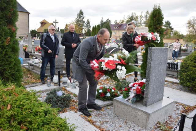 Kwiaty na grobie składają przedstawiciele gminy Głuchołazy. Na jej terenie w 6 grobach jest pochowanych ok. 200 ofiar Marszu Śmierci.