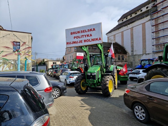 Rolnicy ciągnikami zjechali na konwencję PiS w Lesznie. Zablokowali parking