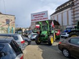 Rolnicy ciągnikami zjechali na konwencję PiS w Lesznie. Zablokowali parking domagając się rozmów z Mariuszem Błaszczakiem ZDJĘCIA i FILM