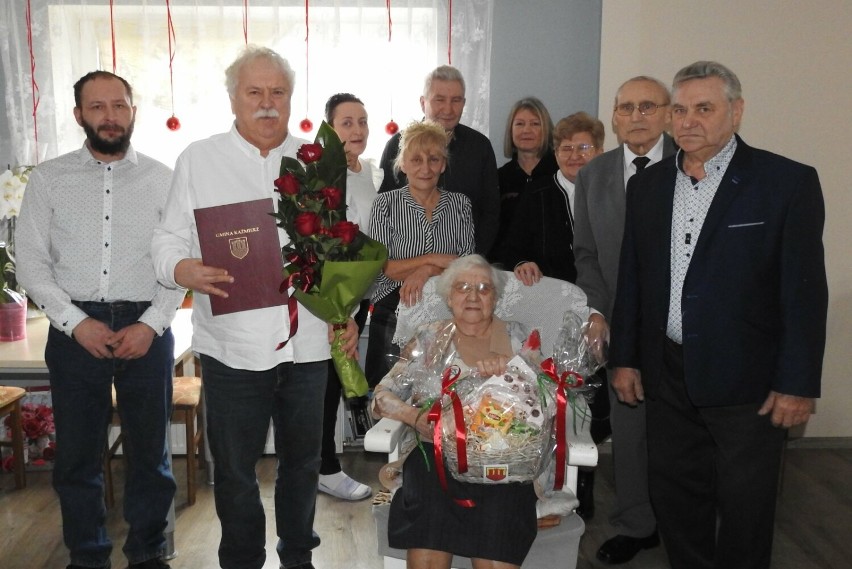 Jubileusz 90. urodzin Pani Marii Wielgosz z Kaźmierza. Serdeczne życzenia jubilatce złożył wójt Zenon Gałka