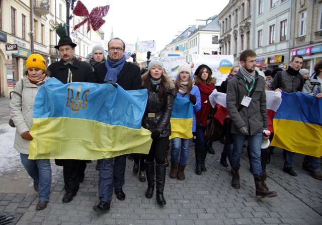 Wiec poparcia dla studentów z Ukrainy

Ponad stu studentów lubelskich uczelni uczestniczyło we wtorek w wiecu poparcia dla studentów ukraińskich, którzy protestują w Kijowie przeciwko decyzji o niepodpisaniu umowy stowarzyszeniowej z UE. Lubelscy studenci wysłali do ukraińskich list z wyrazami solidarności.