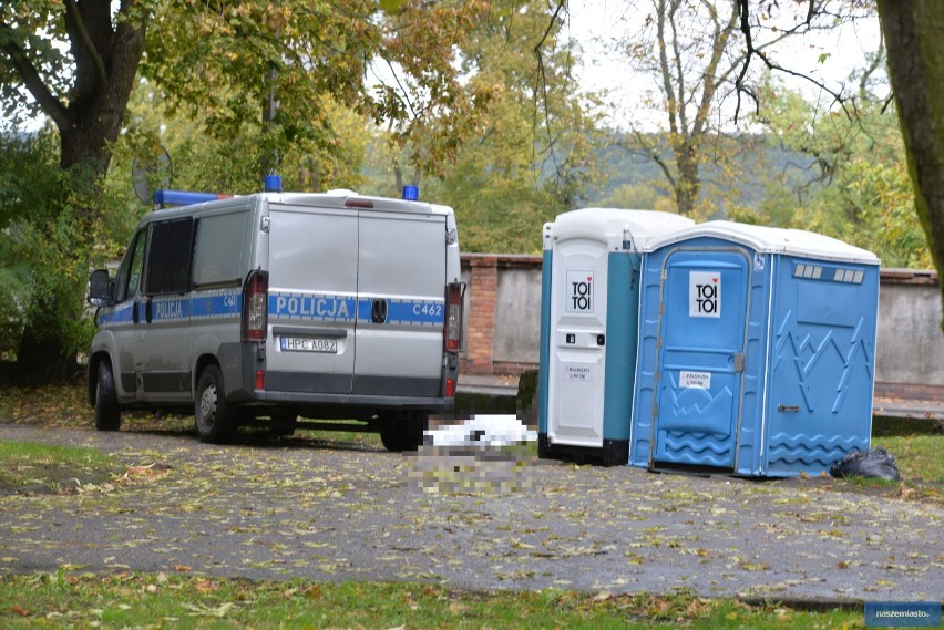 Tragedia w parku Sienkiewicza we Włocławku. Znaleziono ciało mężczyzny [zdjęcia]