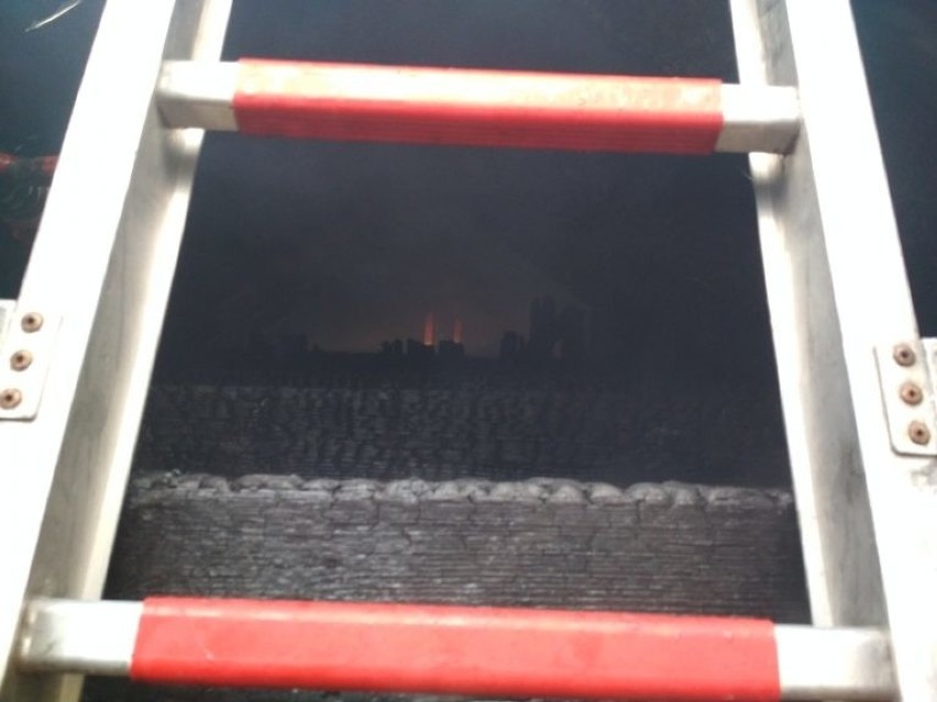 Poddubówek. Pożar stolarni w powiecie suwalskim. 33 strażaków gasiło płonące poddasze zakładu stolarskiego (zdjęcia)