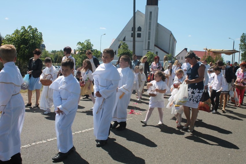 Procesja Bożego Ciała w parafii Matki Bożej Królowej Polski w Człuchowie