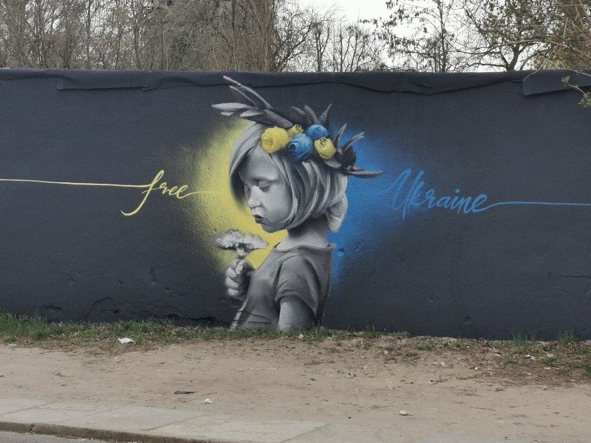 Przepiękny mural w Gubinie z napisem "Free Ukraine".