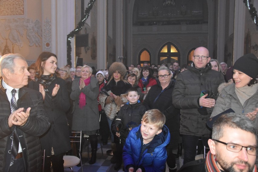 Koncert kolęd z Robertem Janowskim, Wojciechem Cugowskim w kościele w Myszkowie ZDJĘCIA