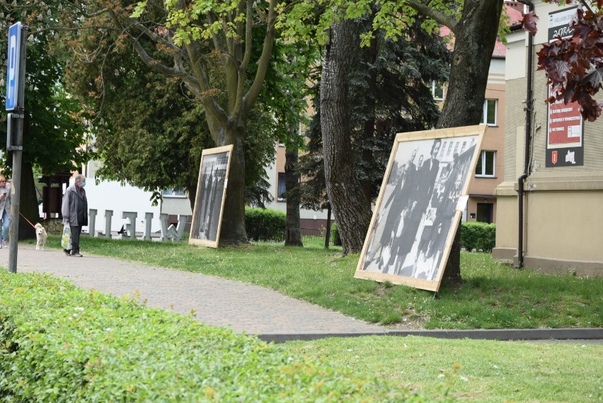 Plenerowa wystawa „Człowiek w pejzażu miasta" w centrum Wielunia[FOTO, WIDEO]