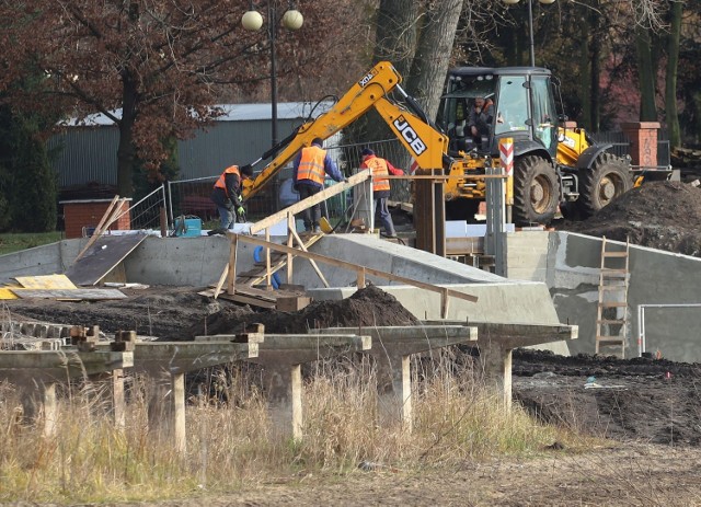 Trwa przebudowa zbiornika wodnego na radomskich Borkach. Prace modernizacyjne realizowane są w ramach programu Life. Roboty budowlano-montażowe rozpoczęły się na początku września a zakończyć mają w 2021 roku Obejmują remont jazu głównego, odmulenie koryta rzeki i oczyszczenie dna zalewu. W ramach projektu powstaną pływające wyspy z roślinnością oraz trzy fontanny zasilane energią z paneli fotowoltaicznych i małej elektrowni wiatrowej. 

Sprawdziliśmy postęp prac.
Przesuń w prawo, aby oglądać kolejne zdjęcia.
Używaj gestów i strzałek.