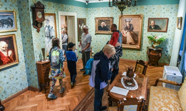 Podczas urodzin patrona Muzeum Okręgowego w Bydgoszczy będzie okazja zajrzeć także do wnętrza Domu Leona Wyczółkowskiego, podczas kuratorskiego oprowadzania po wystawach