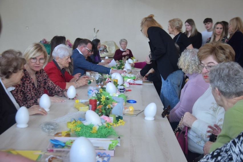 Wielkanoc na warsztatach plastycznych w X Liceum Ogólnokształcącym w Radomiu. Ozdoby wykonywali seniorzy i przedstawiciele władz miasta