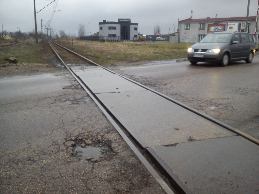 Wieluń: Przejazd kolejowy rozpada się na oczach kierowców [ZDJĘCIA]