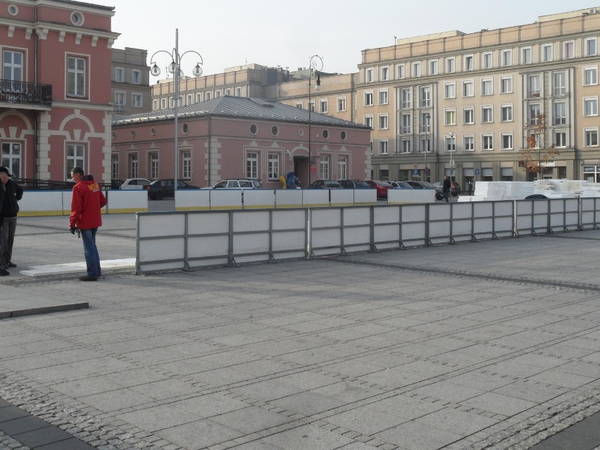 Budują lodowisko na pl. Biegańskiego ZDJĘCIA