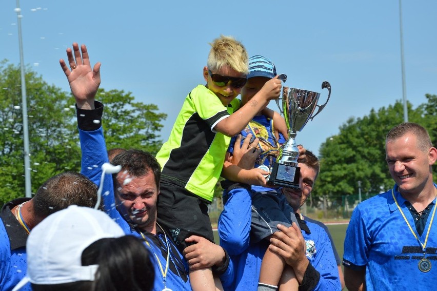 Dziesiątacy z Łowicza pokonani w finale piłkarskich rozgrywki w stylu retro (Zdjęcia)