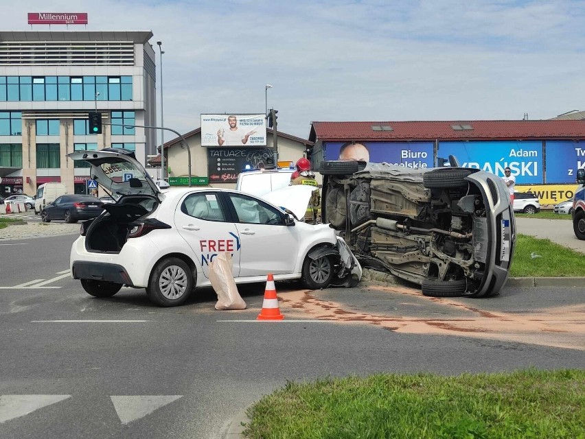 Wypadek dwóch samochodów przy dworcu na ulicy Żelaznej w Kielcach. Są poszkodowani. Zobacz zdjęcia 