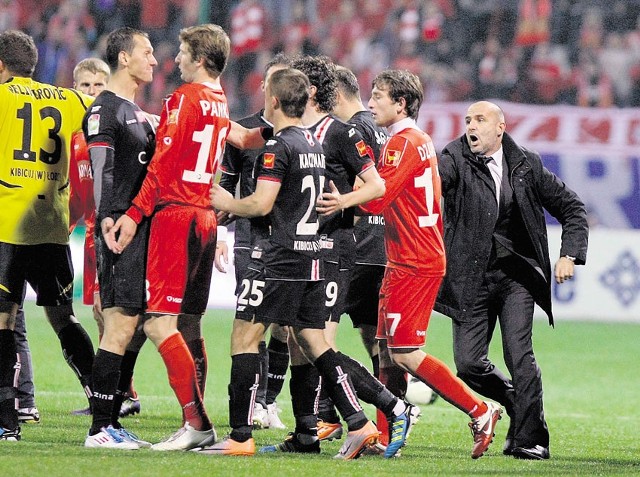 Michał Probierz próbuje rozdzielić kłócących się piłkarzy.