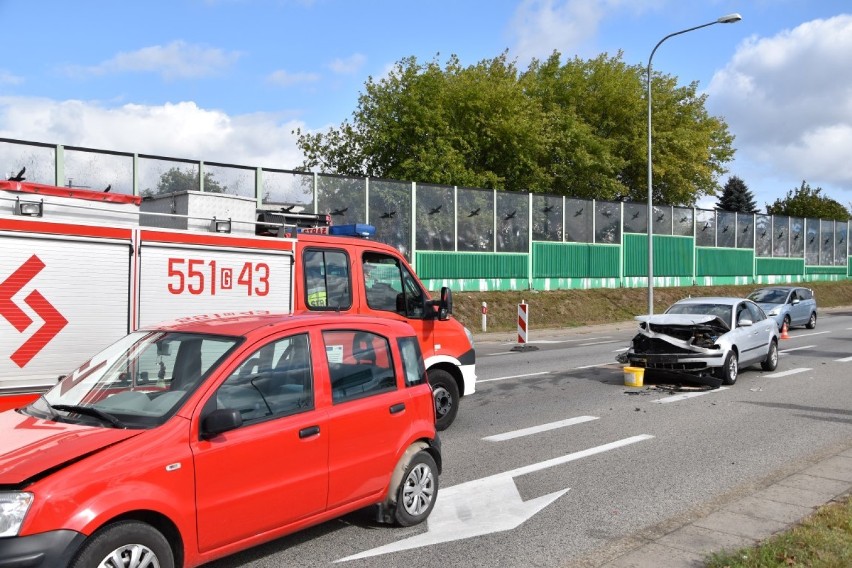 Zderzenie trzech samochodów osobowych przy Rondzie Solidarności w Wejherowie [ZDJĘCIA]