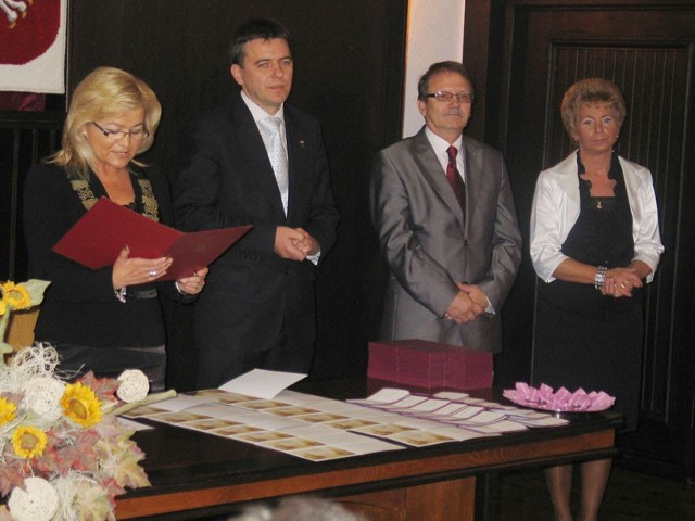 Stoją od lewej: kierowniczka USC Beata Jagodzińska, burmistrz Sławomir Kapica, przewodniczący rady miejskiej Bolesław Moniuszko, zastępca kierowniczki Jolanta Piecuch